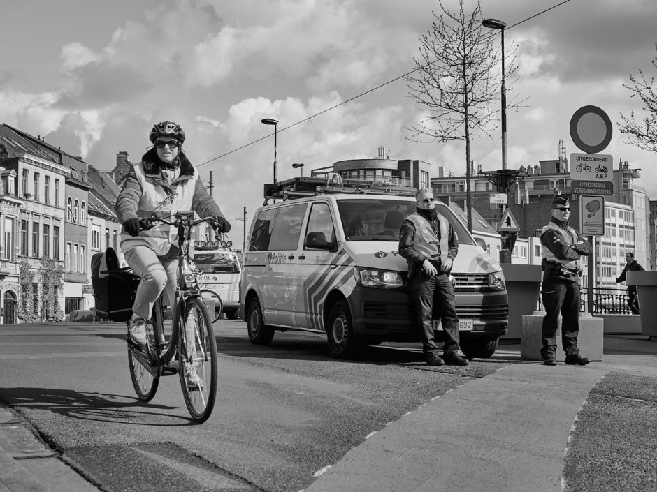 Zwart-wit foto van een politieversperring aan de Contributiebrug in Gent