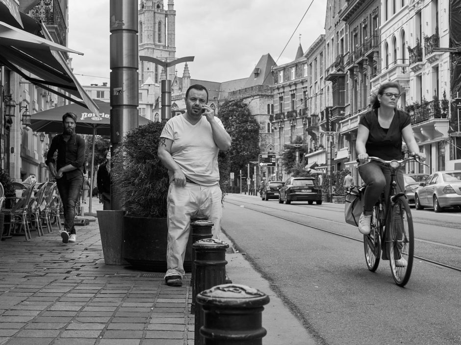 Zwart-wit foto van een man aan de telefoon