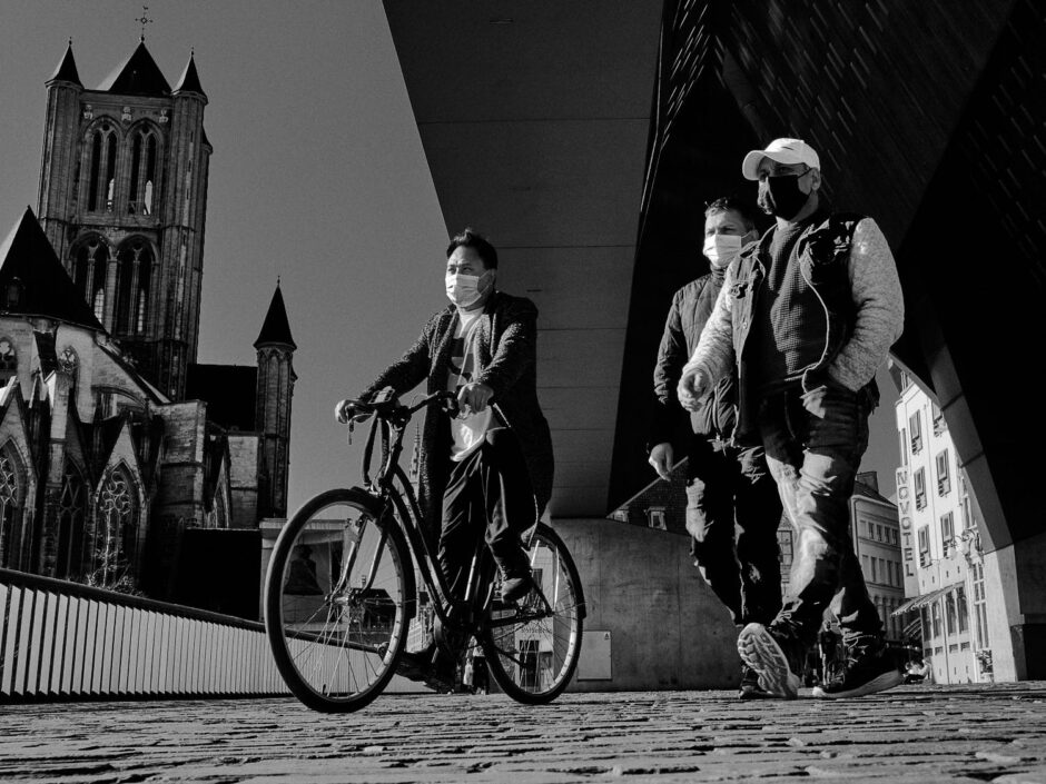 Black & white street photography of homo urbanus, more precisely of three guys seen from a lower vantage point